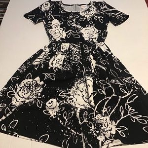 Women’s Lularoe Black & White Floral Pattern Dress with Pockets Short Sleeve S